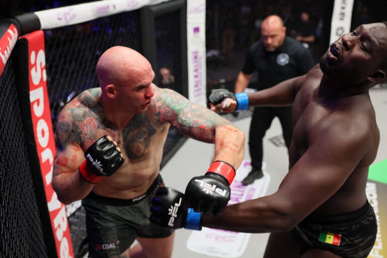 Surviving the Senegalese Giant: Clarke’s Left Hook Sends Sunbet Arena into Frenzy – South Africa Sports News and Blog Site Surviving the Senegalese Giant: Clarke’s Left Hook Sends Sunbet Arena into Frenzy - South Africa Sports News and Blog Site